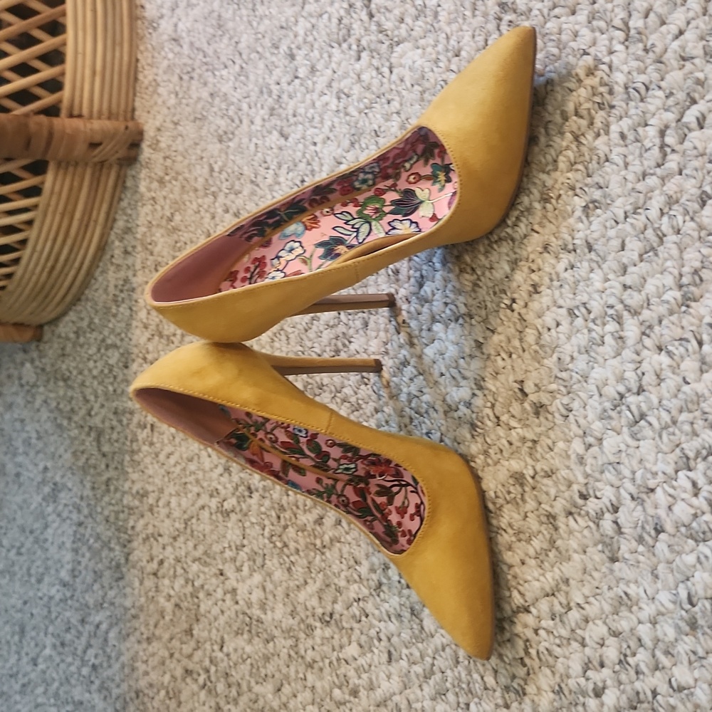 SHOE REPUBLICA Gold Yellow SUEDE HEELS